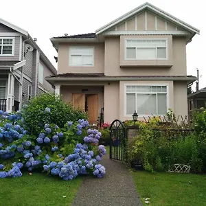 Helen's House / Close To Skytrain And Airport Frühstückspension