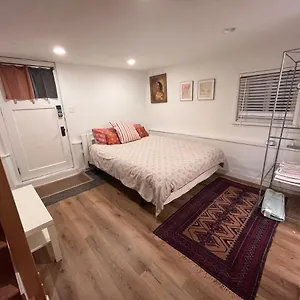 Neat, Compact, Private In A Lovely Neighbourhood Guest house