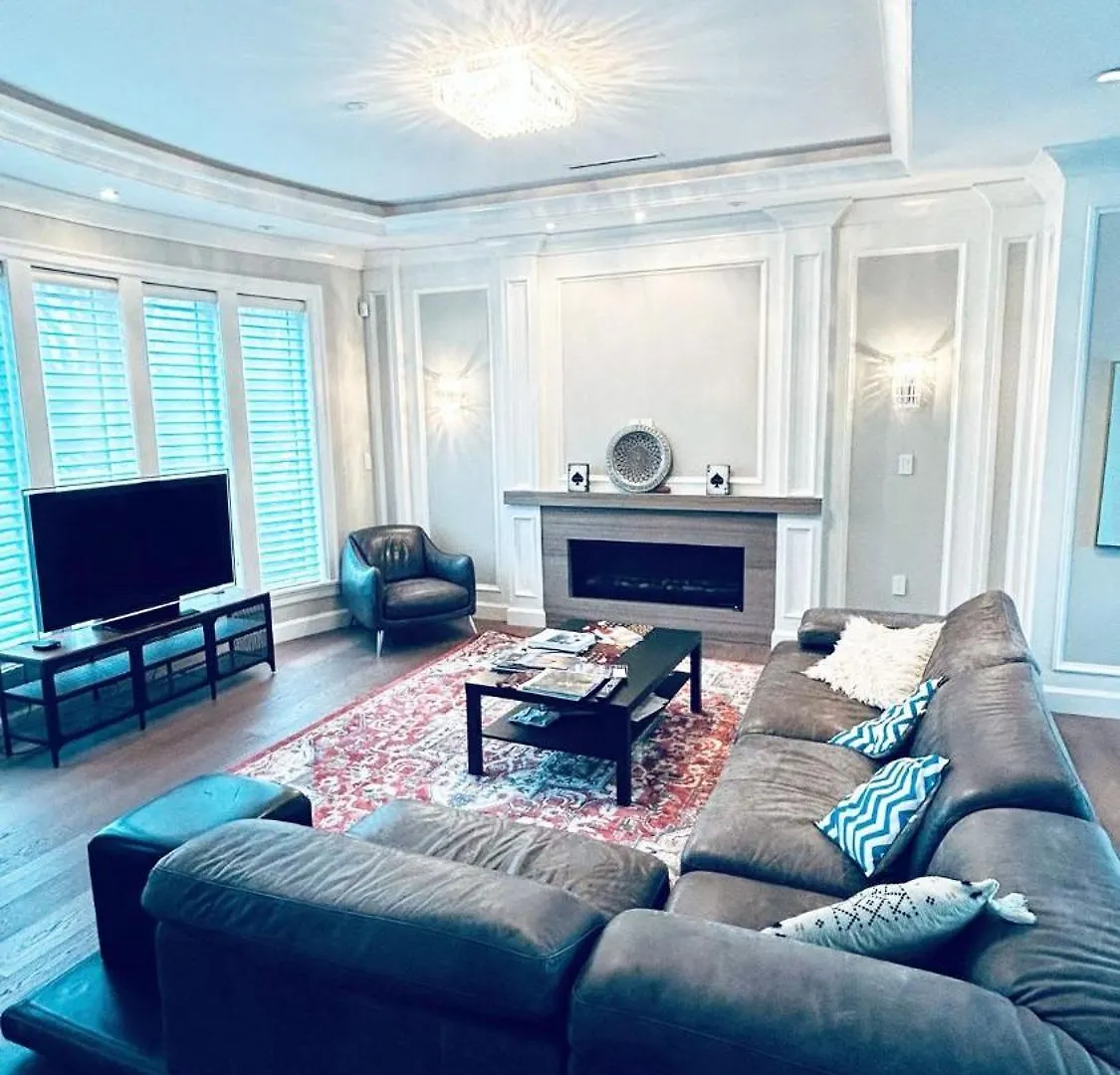 Holiday home Downstairs Room With Shared Washroom In Luxury House Vancouver